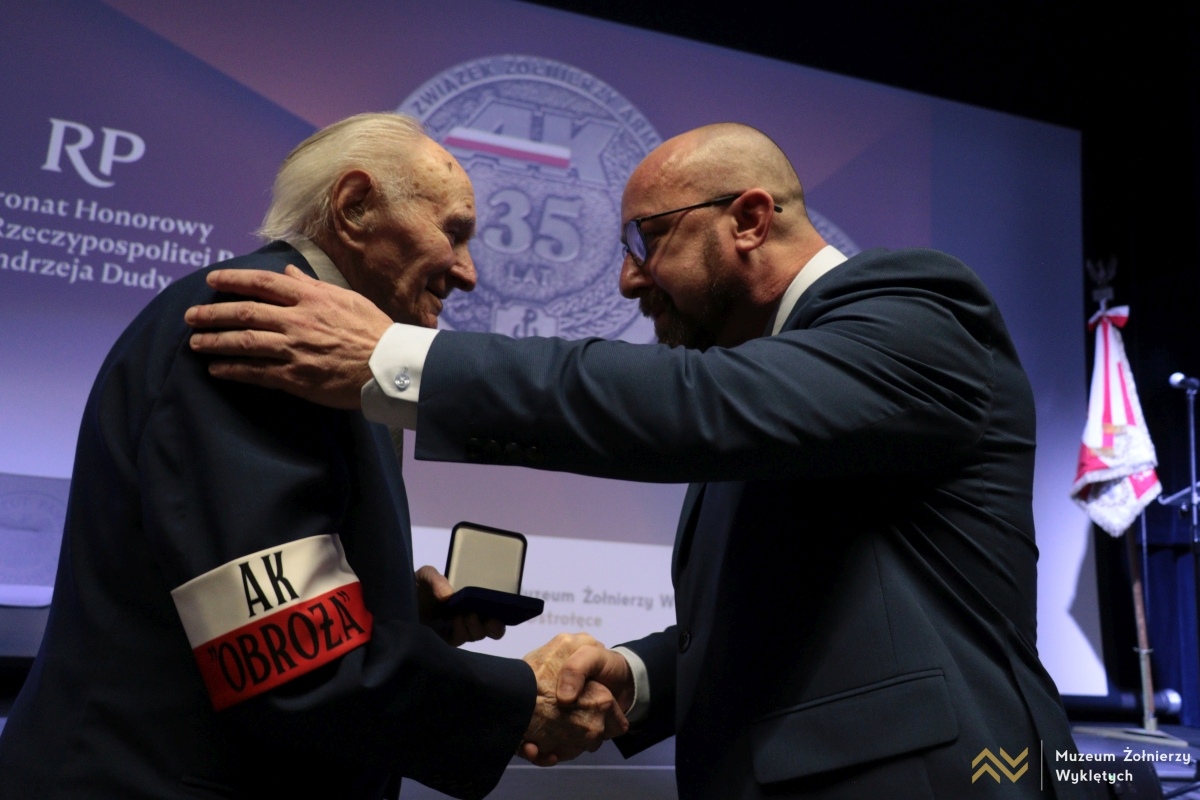 Gala z okazji 35-lecia ŚZŻAK w Muzeum Żołnierzy Wyklętych [14.03.2025] - zdjęcie #40 - eOstroleka.pl
