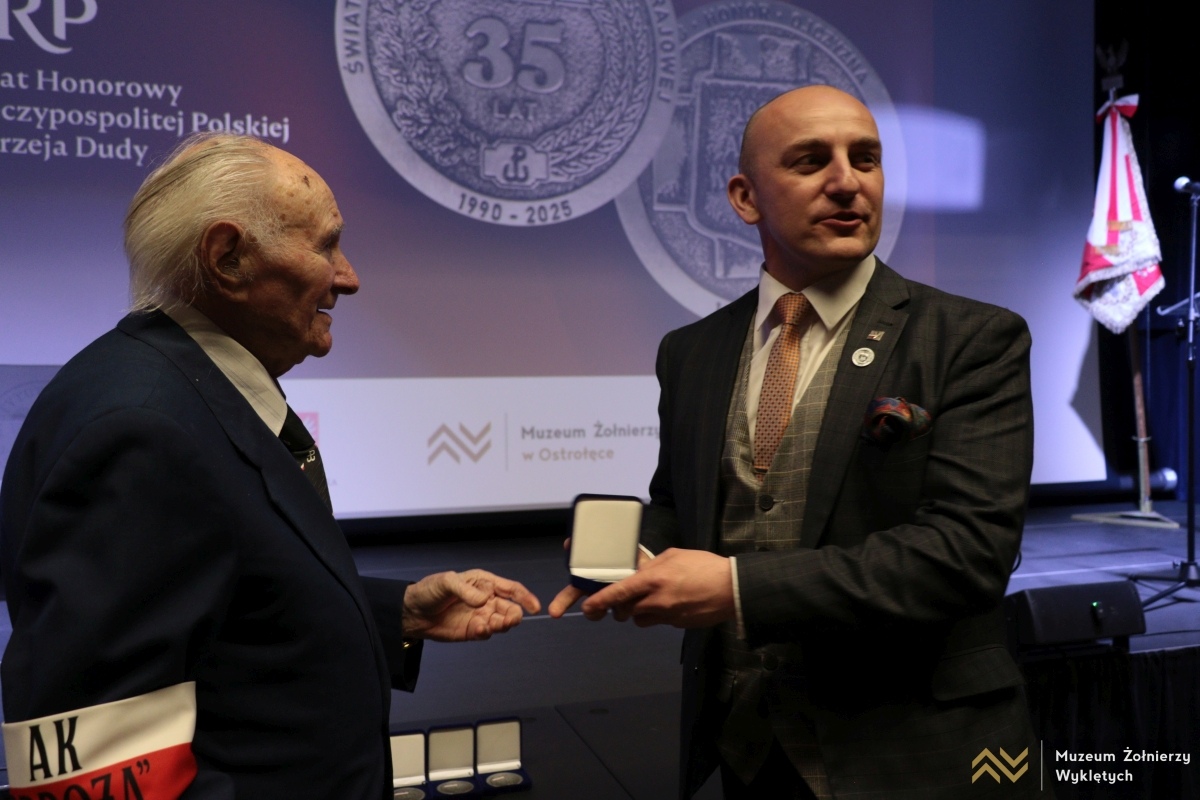 Gala z okazji 35-lecia ŚZŻAK w Muzeum Żołnierzy Wyklętych [14.03.2025] - zdjęcie #11 - eOstroleka.pl