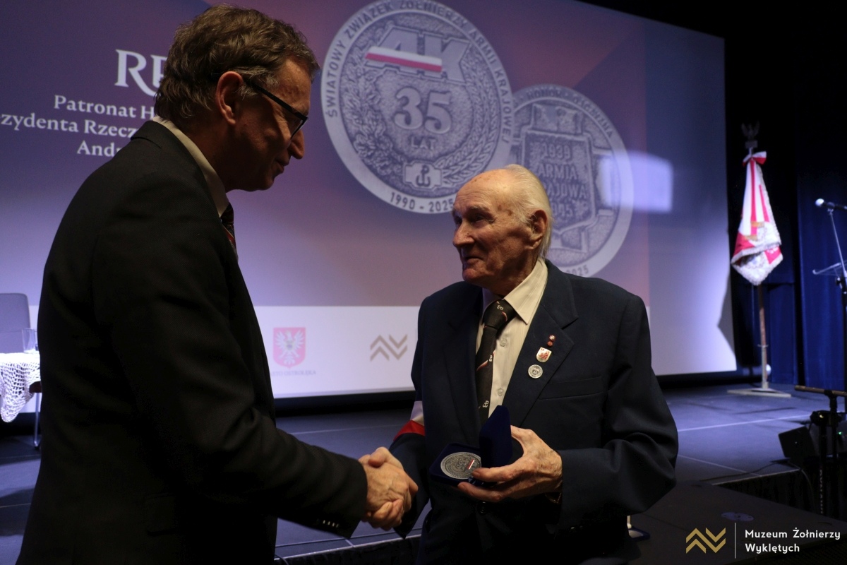 Gala z okazji 35-lecia ŚZŻAK w Muzeum Żołnierzy Wyklętych [14.03.2025] - zdjęcie #10 - eOstroleka.pl