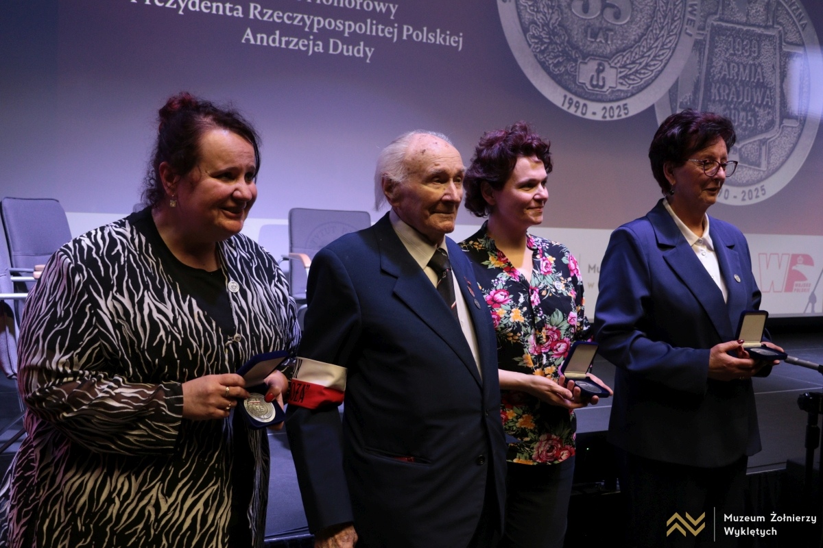 Gala z okazji 35-lecia ŚZŻAK w Muzeum Żołnierzy Wyklętych [14.03.2025] - zdjęcie #9 - eOstroleka.pl