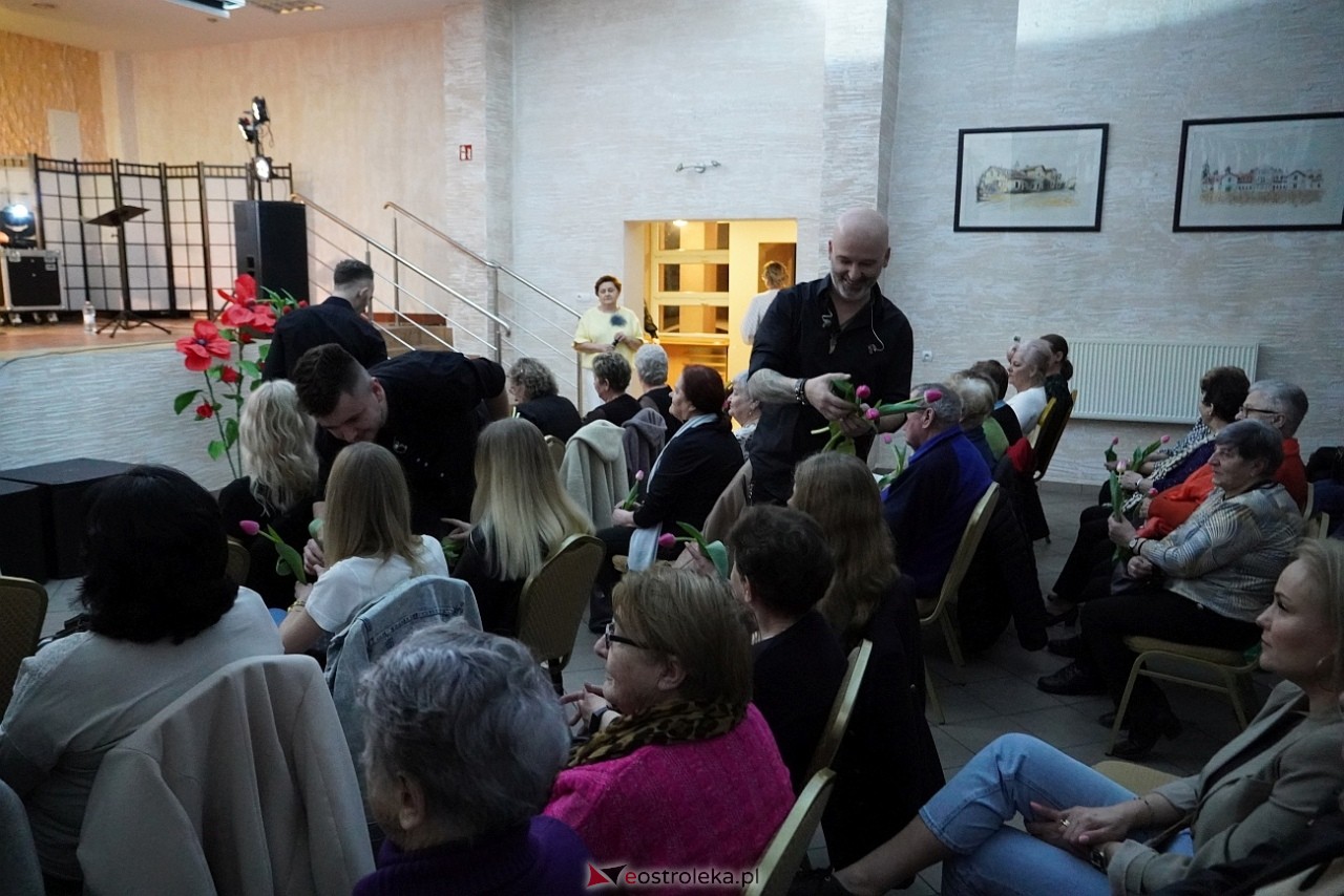 Koncert Krisu z okazji Dnia Kobiet w Czerwinie [15.03.2025] - zdjęcie #25 - eOstroleka.pl