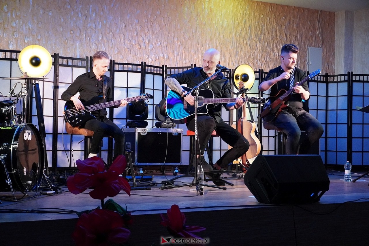 Koncert Krisu z okazji Dnia Kobiet w Czerwinie [15.03.2025] - zdjęcie #19 - eOstroleka.pl