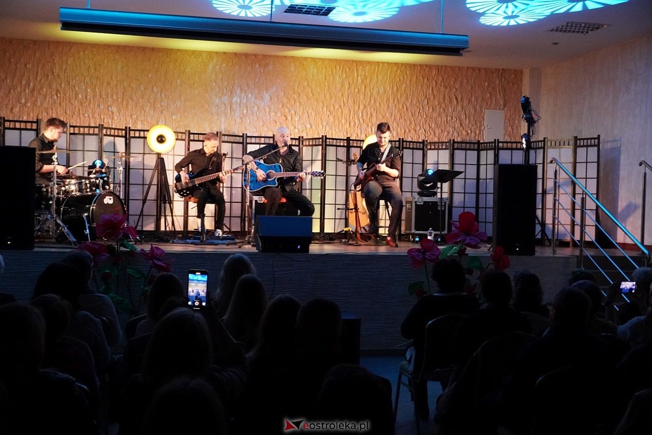 Koncert Krisu z okazji Dnia Kobiet w Czerwinie [15.03.2025] - zdjęcie #16 - eOstroleka.pl