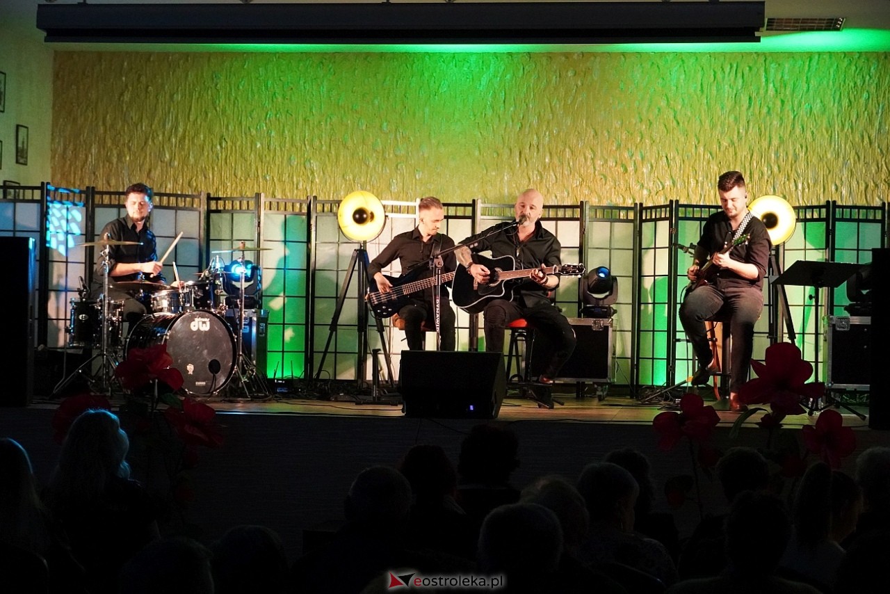 Koncert Krisu z okazji Dnia Kobiet w Czerwinie [15.03.2025] - zdjęcie #12 - eOstroleka.pl