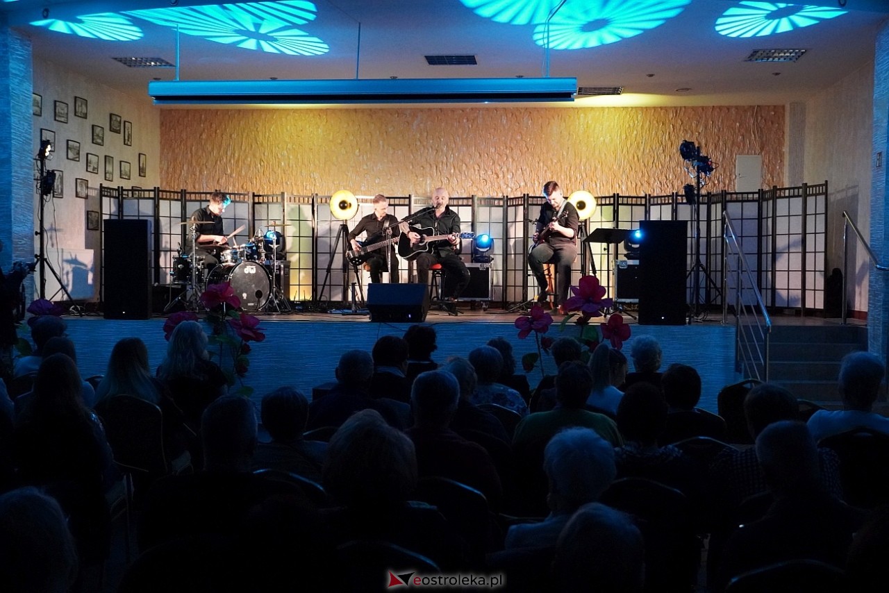 Koncert Krisu z okazji Dnia Kobiet w Czerwinie [15.03.2025] - zdjęcie #11 - eOstroleka.pl