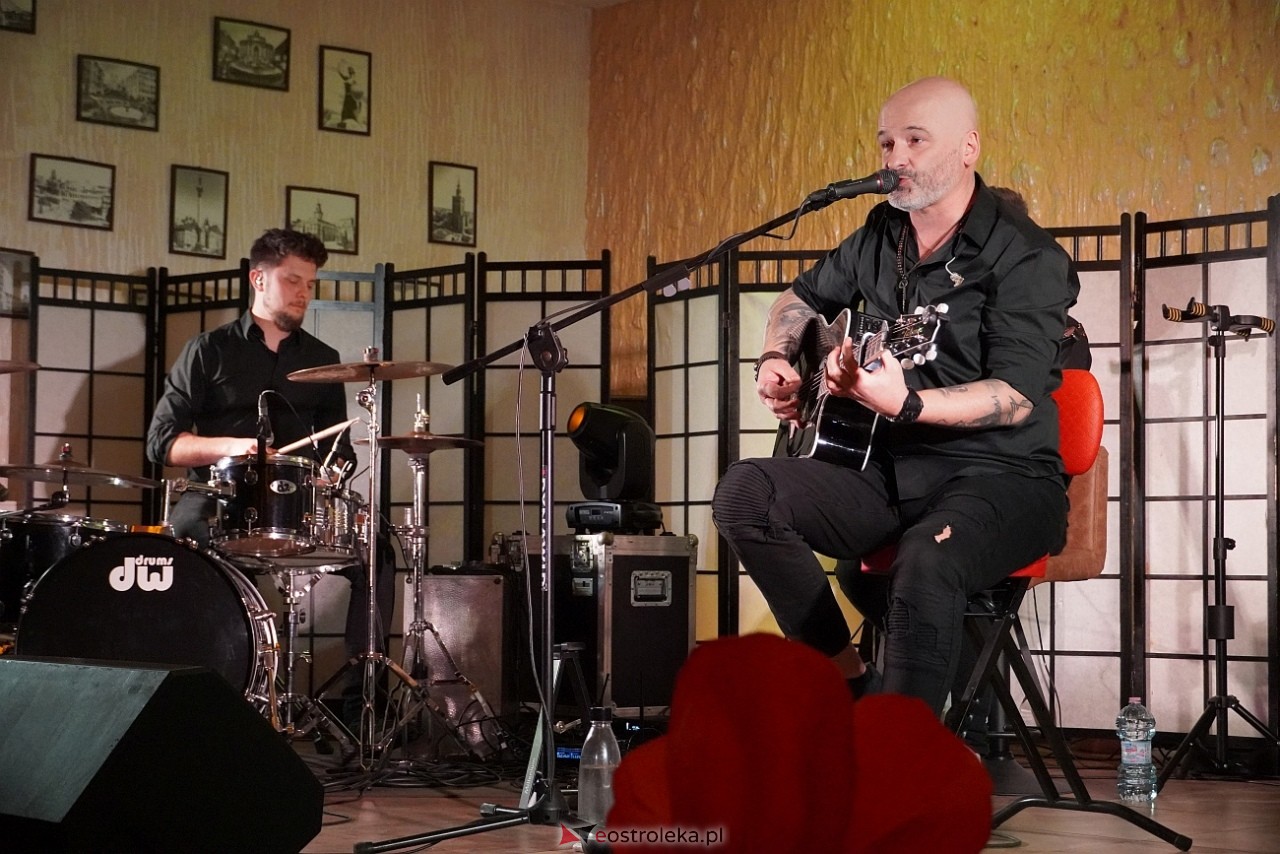 Koncert Krisu z okazji Dnia Kobiet w Czerwinie [15.03.2025] - zdjęcie #2 - eOstroleka.pl