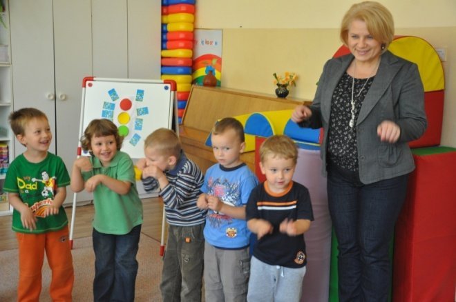 Komisarz Kurpik odwiedził Przedszkole Miejskie nr 7 (15.IX.2011) - zdjęcie #5 - eOstroleka.pl