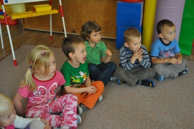Komisarz Kurpik odwiedził Przedszkole Miejskie nr 7 (15.IX.2011) - zdjęcie #17 - eOstroleka.pl