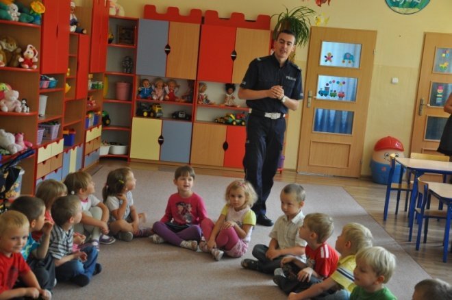Komisarz Kurpik odwiedził Przedszkole Miejskie nr 7 (15.IX.2011) - zdjęcie #9 - eOstroleka.pl