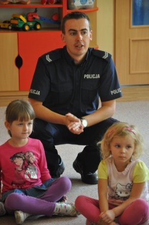 Komisarz Kurpik odwiedził Przedszkole Miejskie nr 7 (15.IX.2011) - zdjęcie #13 - eOstroleka.pl