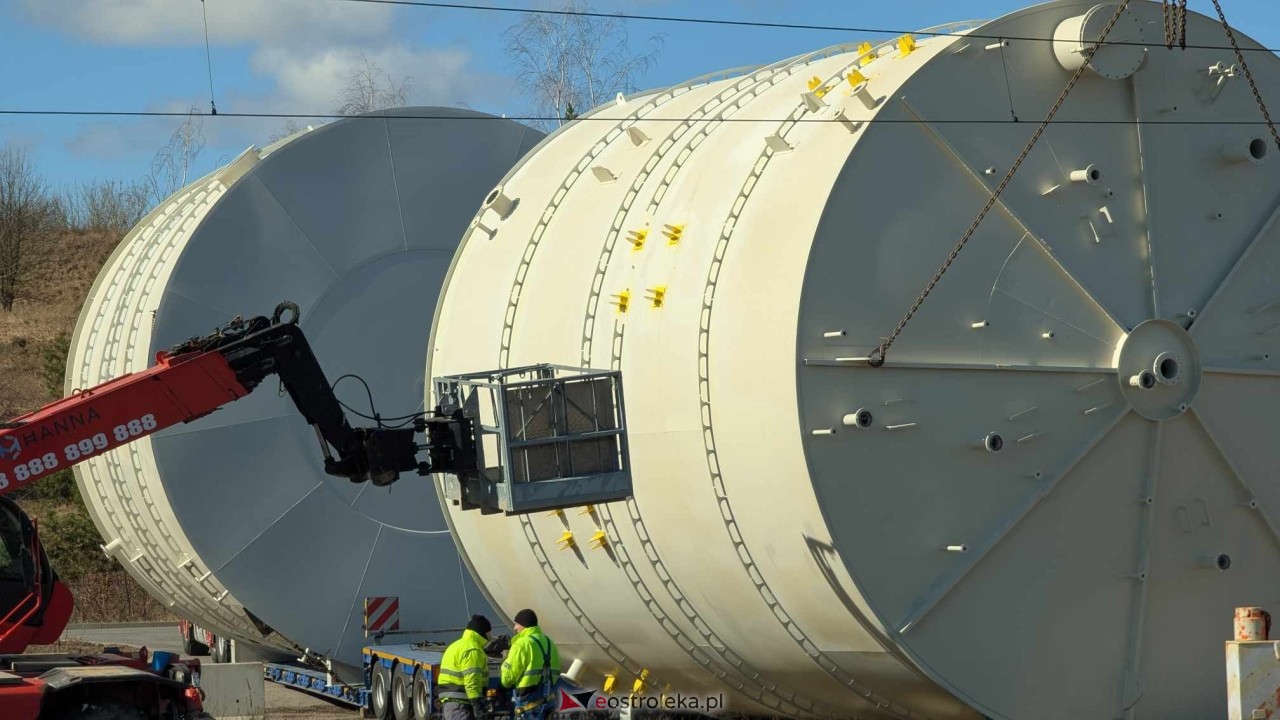 Transport ogromnych zbiornikiów do CCGT w Ostrołece [17.03.2025] - zdjęcie #23 - eOstroleka.pl