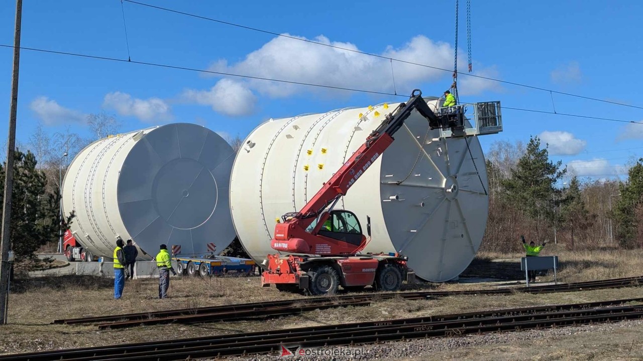 Transport ogromnych zbiornikiów do CCGT w Ostrołece [17.03.2025] - zdjęcie #22 - eOstroleka.pl