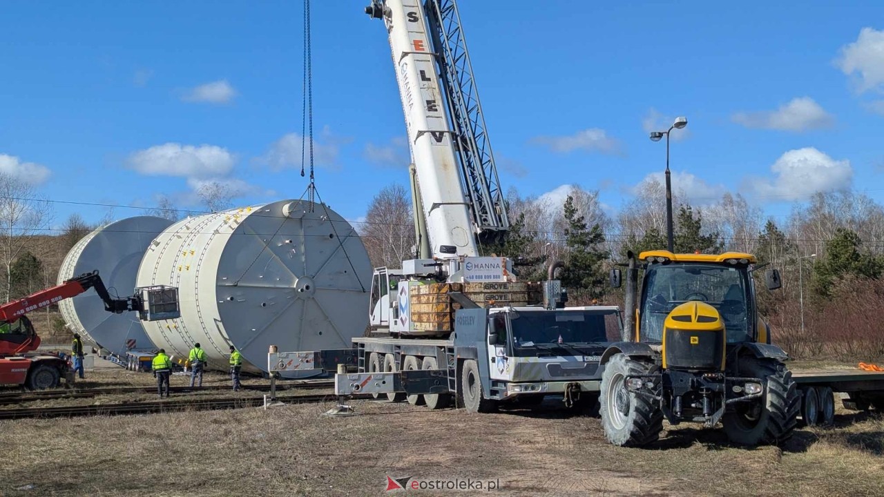 Transport ogromnych zbiornikiów do CCGT w Ostrołece [17.03.2025] - zdjęcie #17 - eOstroleka.pl