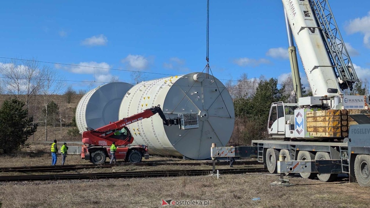 Transport ogromnych zbiornikiów do CCGT w Ostrołece [17.03.2025] - zdjęcie #16 - eOstroleka.pl