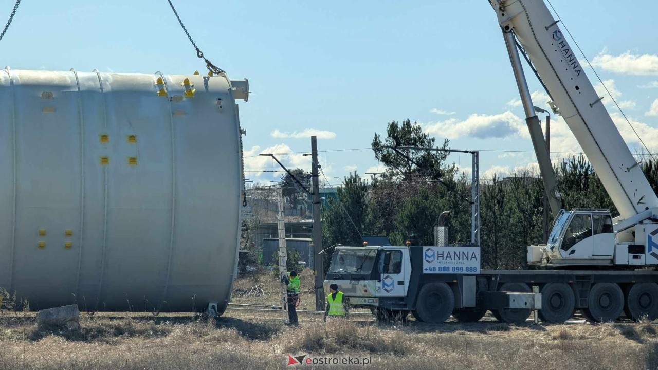 Transport ogromnych zbiornikiów do CCGT w Ostrołece [17.03.2025] - zdjęcie #14 - eOstroleka.pl
