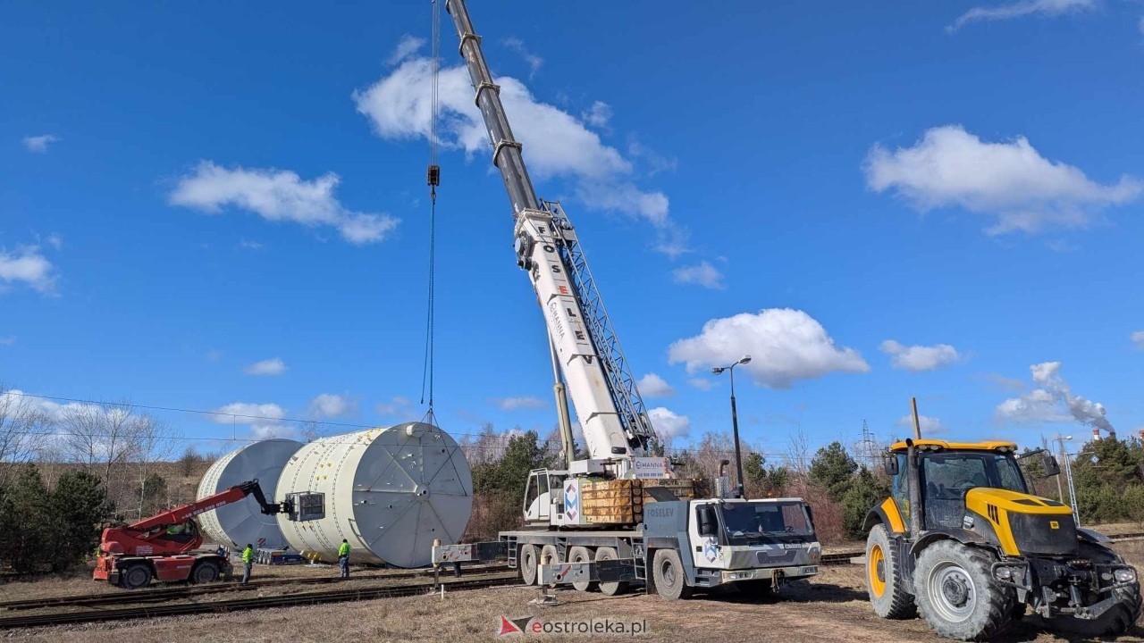 Transport ogromnych zbiornikiów do CCGT w Ostrołece [17.03.2025] - zdjęcie #13 - eOstroleka.pl