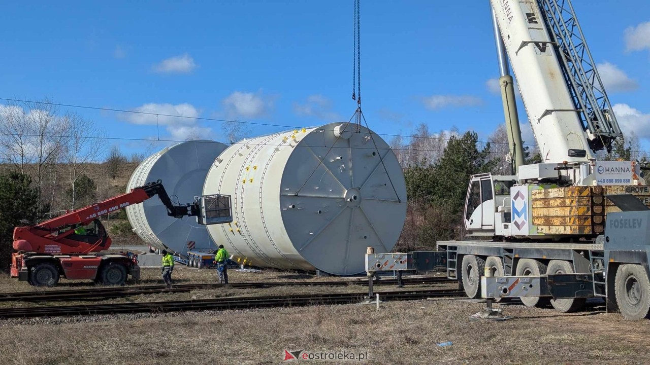 Transport ogromnych zbiornikiów do CCGT w Ostrołece [17.03.2025] - zdjęcie #12 - eOstroleka.pl