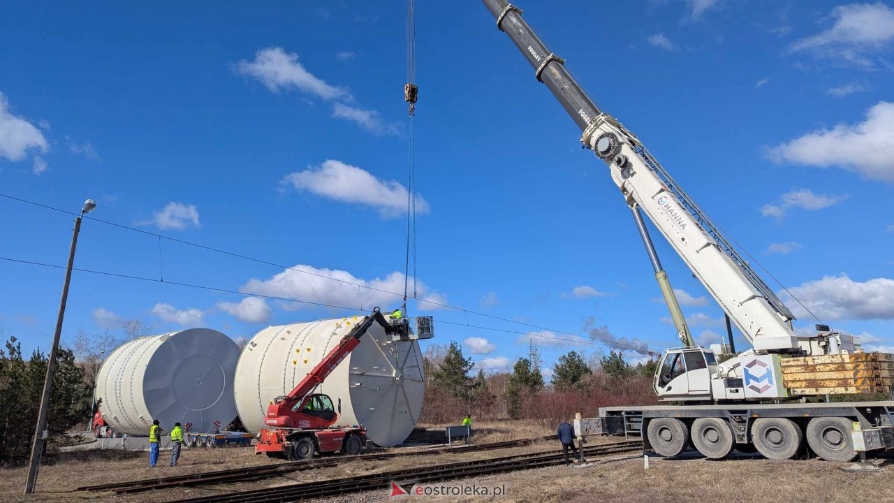 Transport ogromnych zbiornikiów do CCGT w Ostrołece [17.03.2025] - zdjęcie #11 - eOstroleka.pl