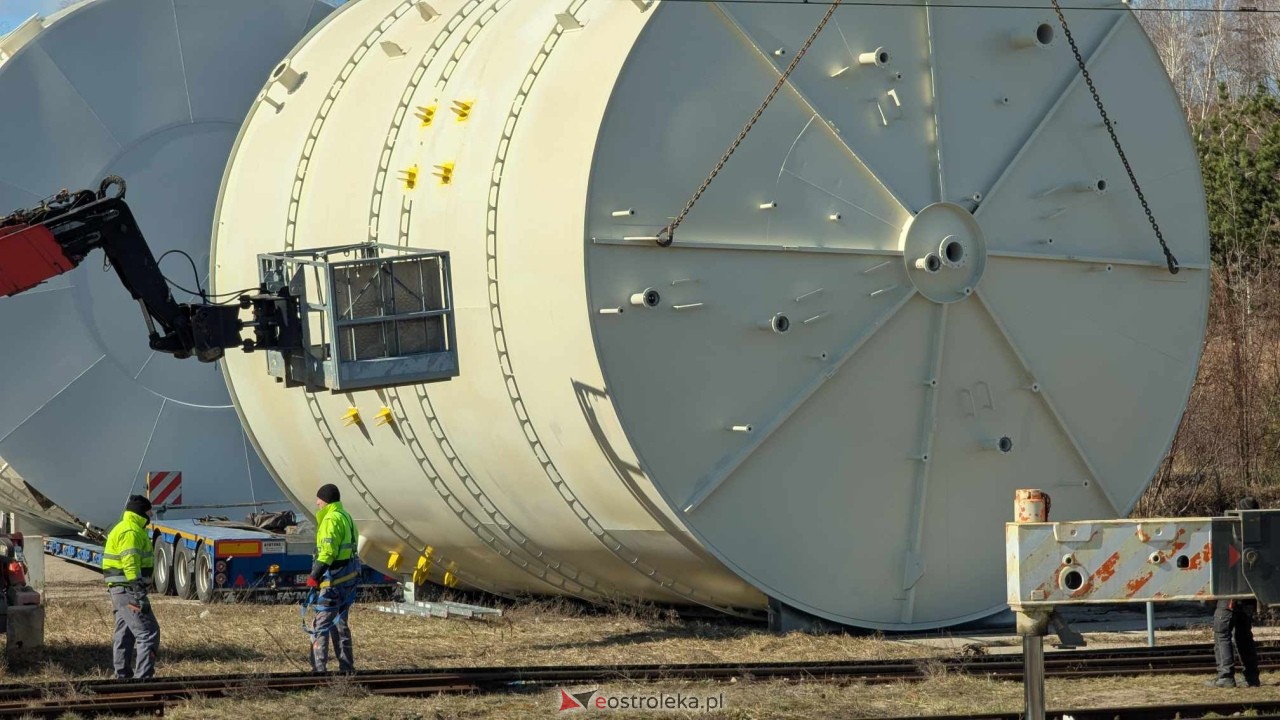Transport ogromnych zbiornikiów do CCGT w Ostrołece [17.03.2025] - zdjęcie #10 - eOstroleka.pl
