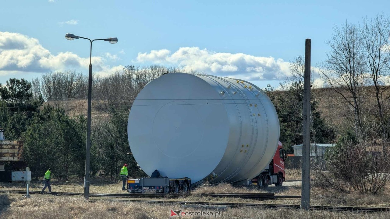 Transport ogromnych zbiornikiów do CCGT w Ostrołece [17.03.2025] - zdjęcie #4 - eOstroleka.pl