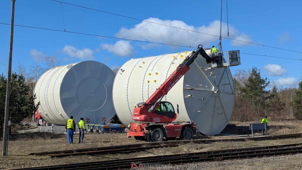 Transport ogromnych zbiornikiów do CCGT w Ostrołece [17.03.2025] - zdjęcie #1 - eOstroleka.pl