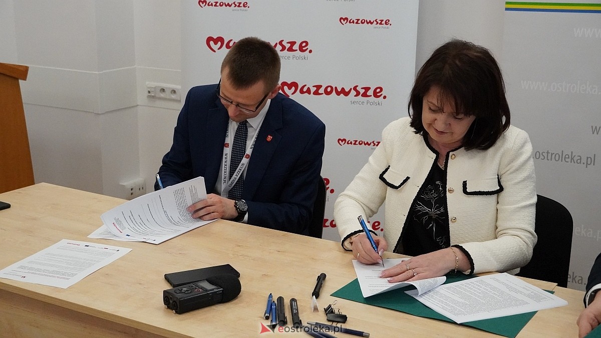 Podpisanie umowy na dofinansowanie zakupu mobilnej sceny dla gminy Rzekuń [20.03.2025] - zdjęcie #8 - eOstroleka.pl