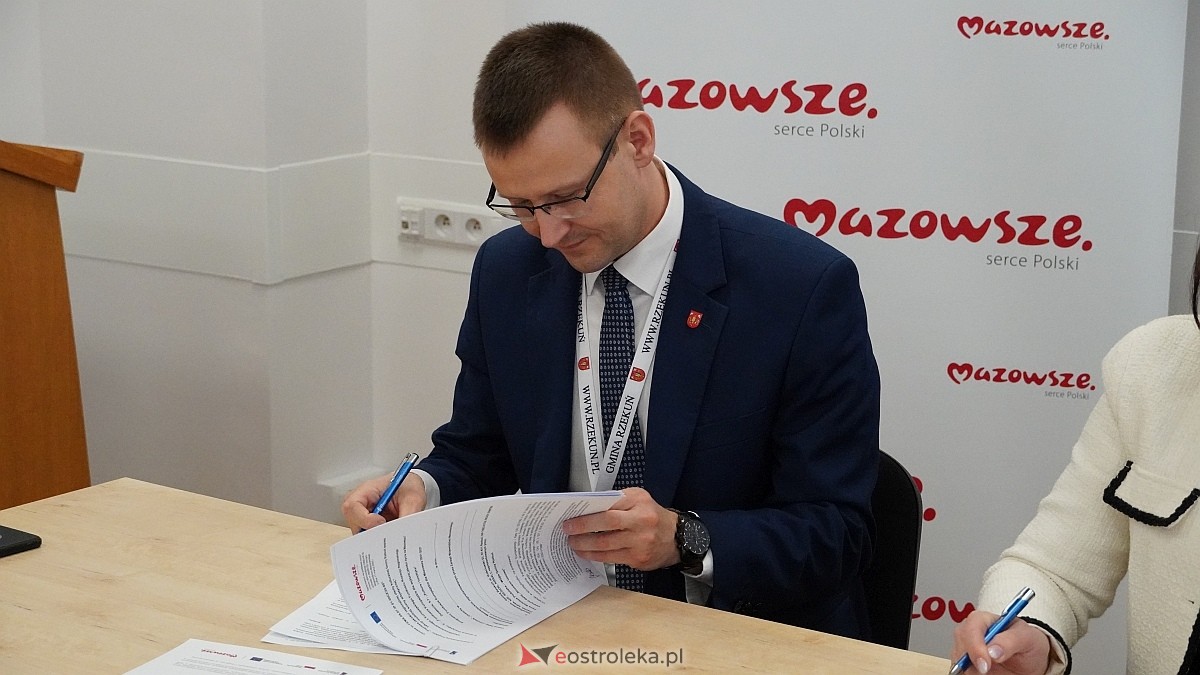 Podpisanie umowy na dofinansowanie zakupu mobilnej sceny dla gminy Rzekuń [20.03.2025] - zdjęcie #7 - eOstroleka.pl