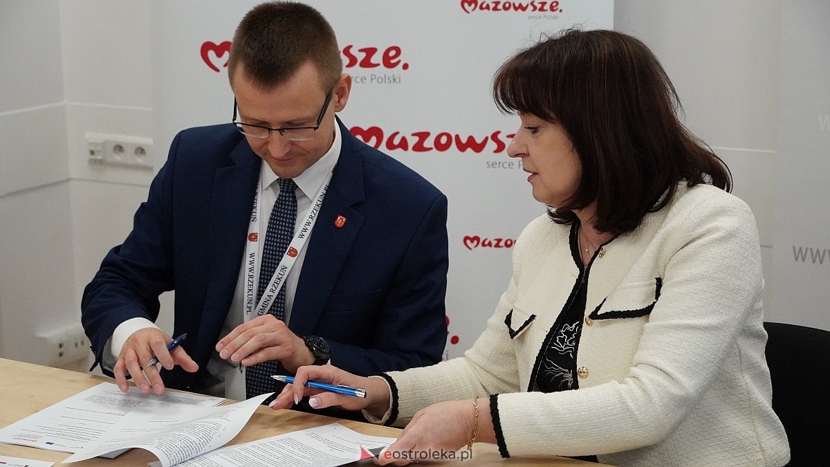 Podpisanie umowy na dofinansowanie zakupu mobilnej sceny dla gminy Rzekuń [20.03.2025] - zdjęcie #6 - eOstroleka.pl