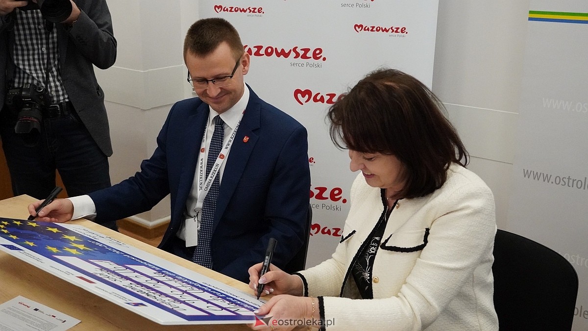 Podpisanie umowy na dofinansowanie zakupu mobilnej sceny dla gminy Rzekuń [20.03.2025] - zdjęcie #5 - eOstroleka.pl
