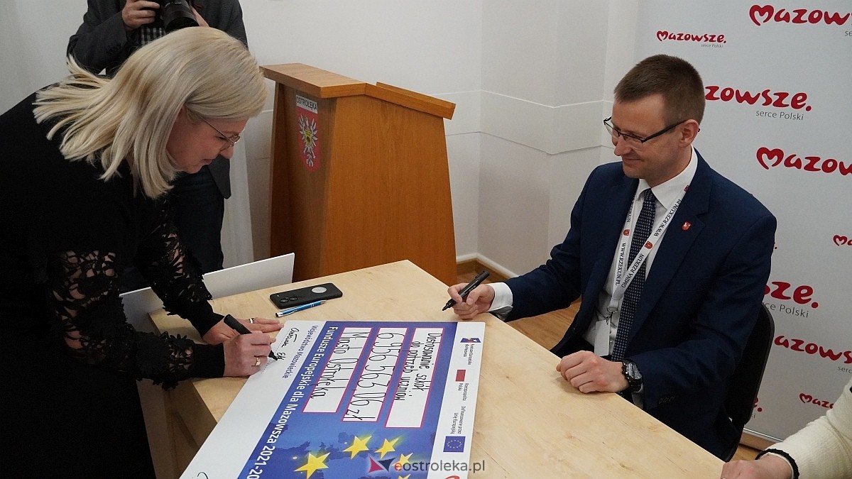Podpisanie umowy na dofinansowanie zakupu mobilnej sceny dla gminy Rzekuń [20.03.2025] - zdjęcie #4 - eOstroleka.pl