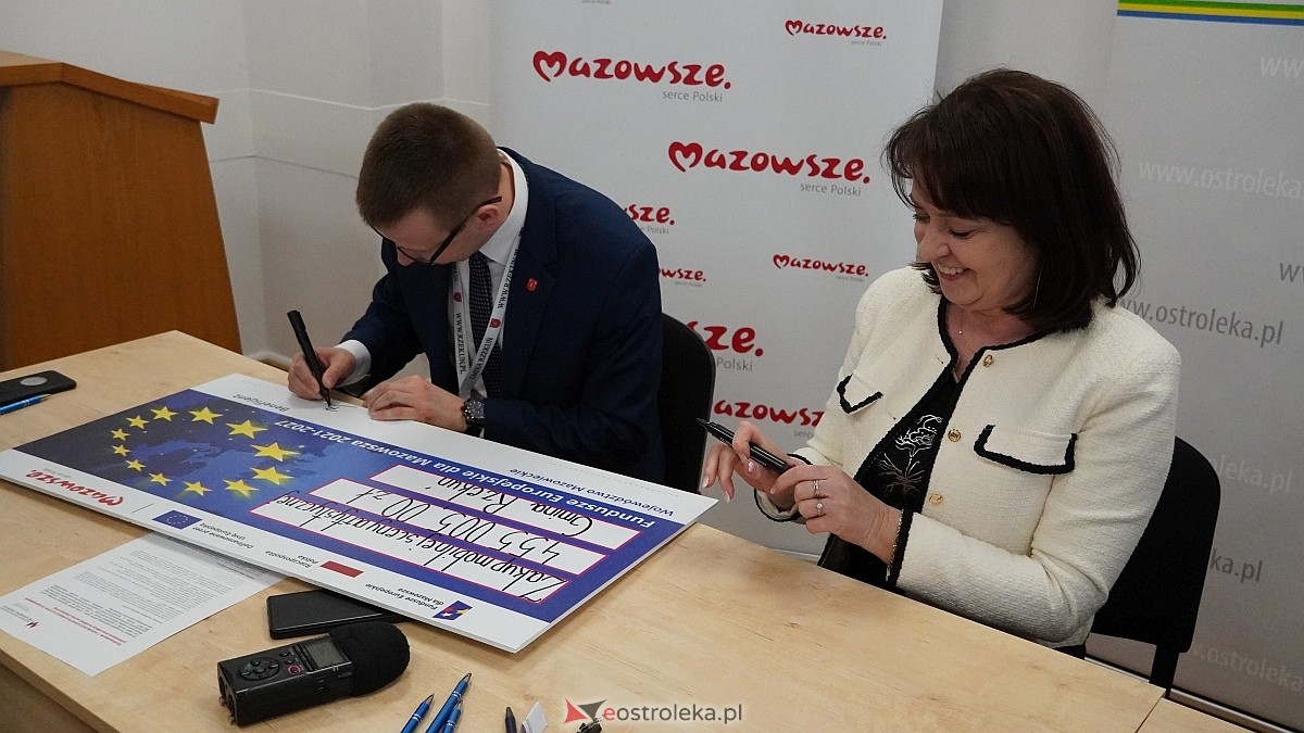 Podpisanie umowy na dofinansowanie zakupu mobilnej sceny dla gminy Rzekuń [20.03.2025] - zdjęcie #3 - eOstroleka.pl