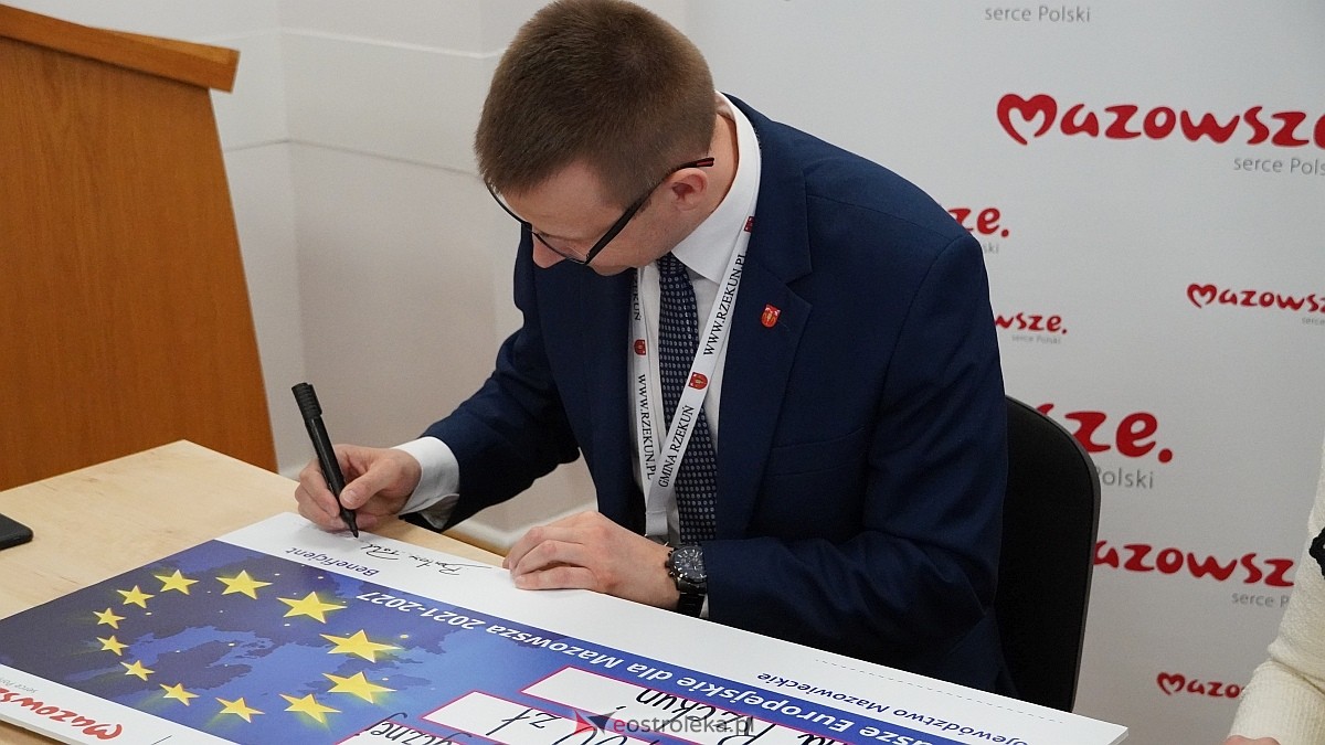 Podpisanie umowy na dofinansowanie zakupu mobilnej sceny dla gminy Rzekuń [20.03.2025] - zdjęcie #2 - eOstroleka.pl