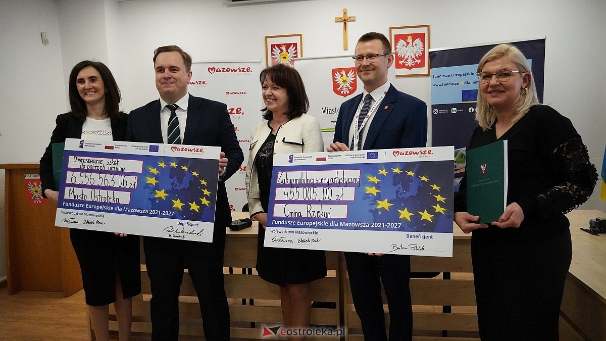 Podpisanie umowy na dofinansowanie zakupu mobilnej sceny dla gminy Rzekuń [20.03.2025] - zdjęcie #1 - eOstroleka.pl