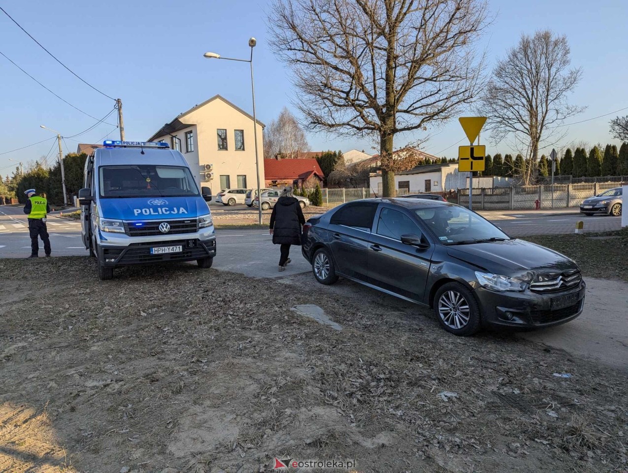 Wypadek na skrzyżowaniu Nasypowej z Kaczyńską [20.03.2025] - zdjęcie #10 - eOstroleka.pl