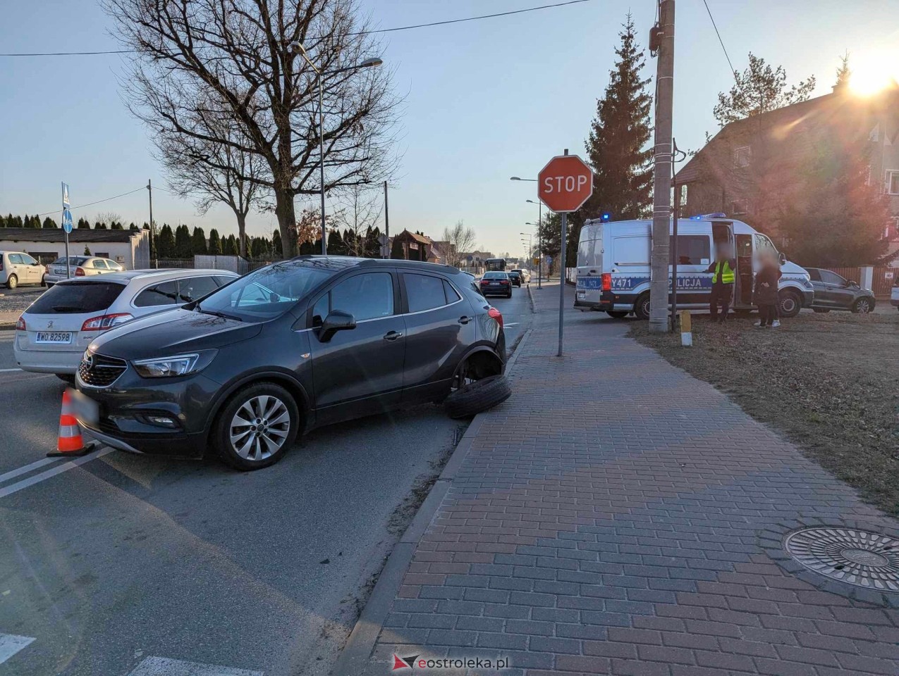 Wypadek na skrzyżowaniu Nasypowej z Kaczyńską [20.03.2025] - zdjęcie #9 - eOstroleka.pl