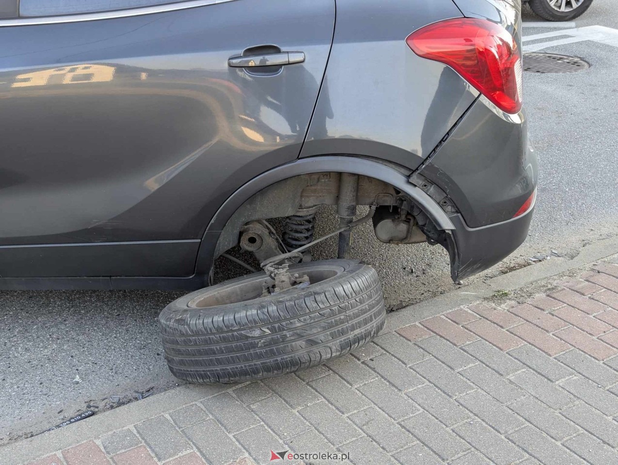 Wypadek na skrzyżowaniu Nasypowej z Kaczyńską [20.03.2025] - zdjęcie #7 - eOstroleka.pl