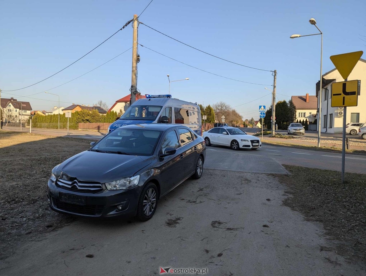 Wypadek na skrzyżowaniu Nasypowej z Kaczyńską [20.03.2025] - zdjęcie #4 - eOstroleka.pl