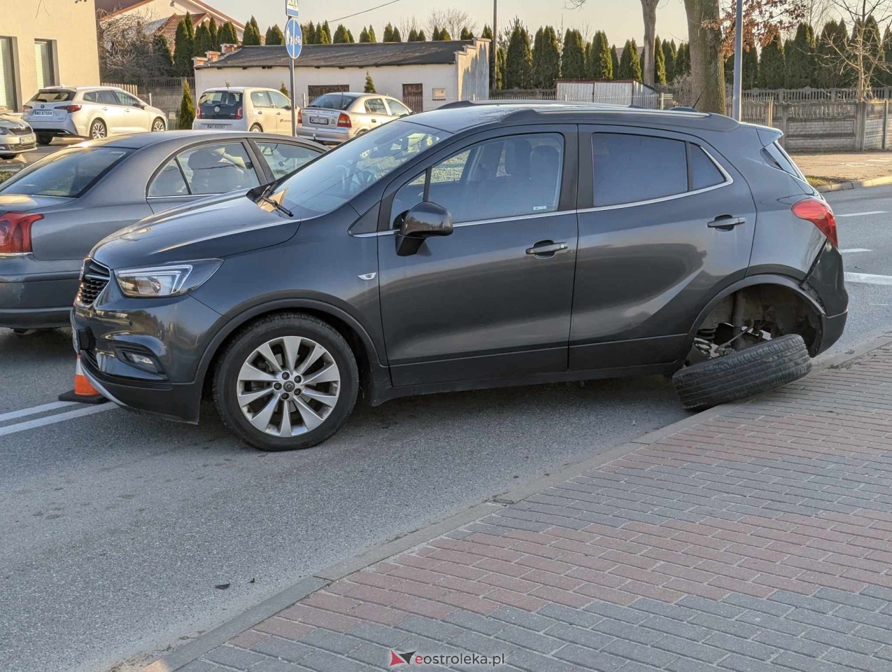 Wypadek na skrzyżowaniu Nasypowej z Kaczyńską [20.03.2025] - zdjęcie #2 - eOstroleka.pl
