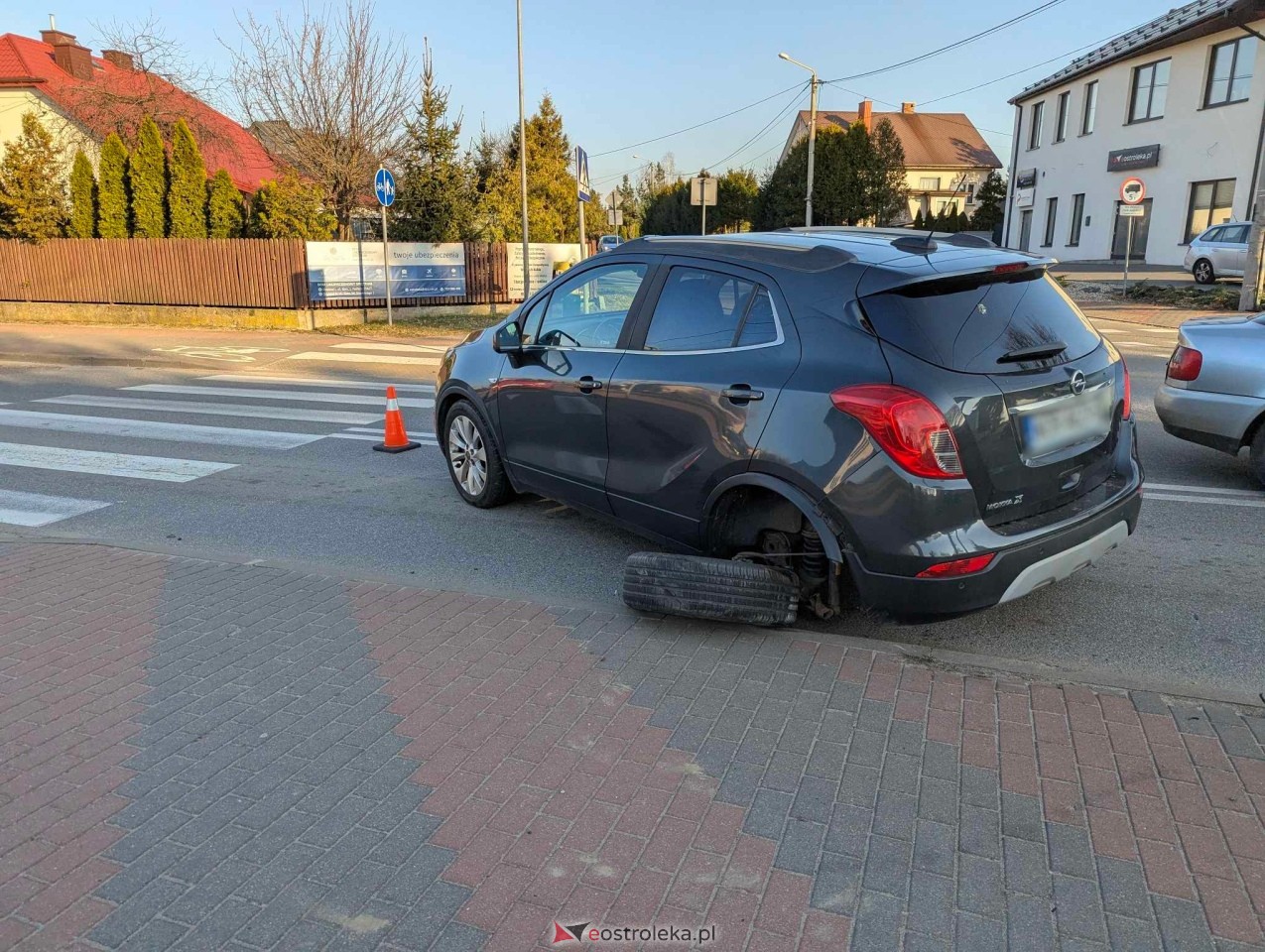 Wypadek na skrzyżowaniu Nasypowej z Kaczyńską [20.03.2025] - zdjęcie #1 - eOstroleka.pl