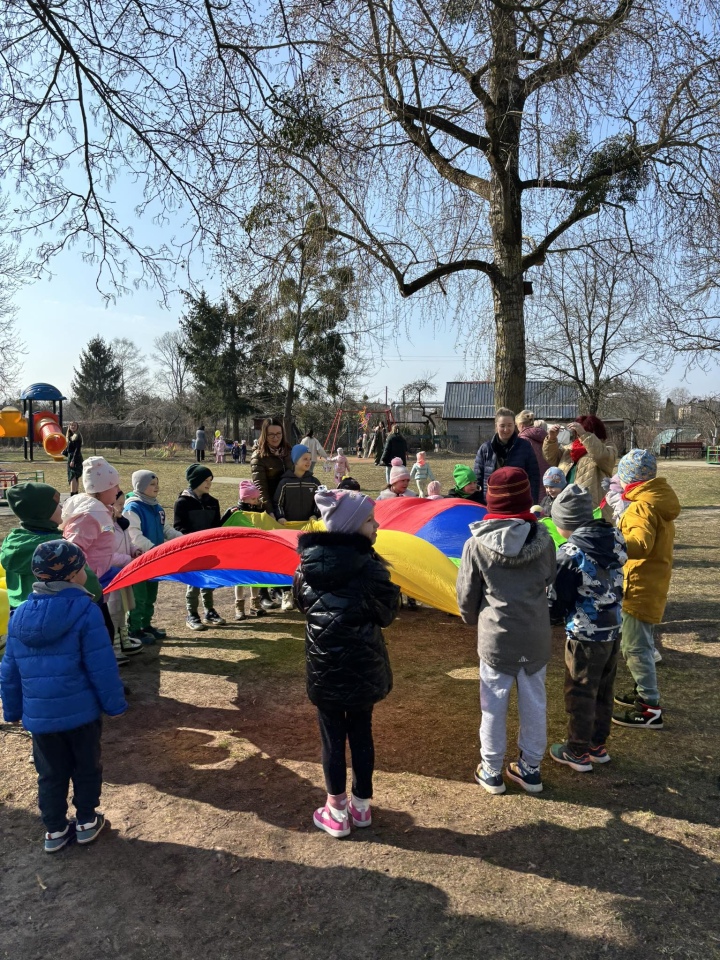 Przywitanie wiosny w Przedszkolu Miejskim nr 5 w Ostrołęce [21.03.2025] - zdjęcie #25 - eOstroleka.pl