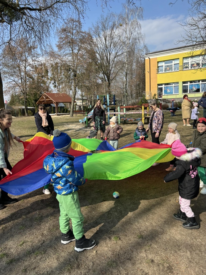 Przywitanie wiosny w Przedszkolu Miejskim nr 5 w Ostrołęce [21.03.2025] - zdjęcie #22 - eOstroleka.pl