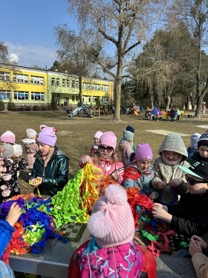 Przywitanie wiosny w Przedszkolu Miejskim nr 5 w Ostrołęce [21.03.2025] - zdjęcie #21 - eOstroleka.pl