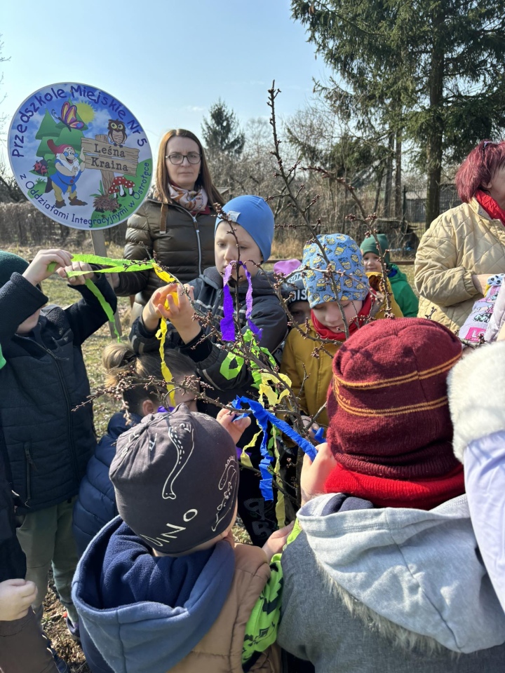 Przywitanie wiosny w Przedszkolu Miejskim nr 5 w Ostrołęce [21.03.2025] - zdjęcie #18 - eOstroleka.pl