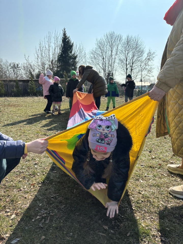 Przywitanie wiosny w Przedszkolu Miejskim nr 5 w Ostrołęce [21.03.2025] - zdjęcie #15 - eOstroleka.pl