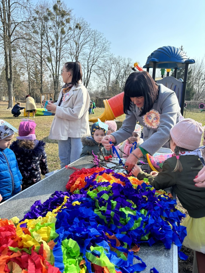 Przywitanie wiosny w Przedszkolu Miejskim nr 5 w Ostrołęce [21.03.2025] - zdjęcie #12 - eOstroleka.pl