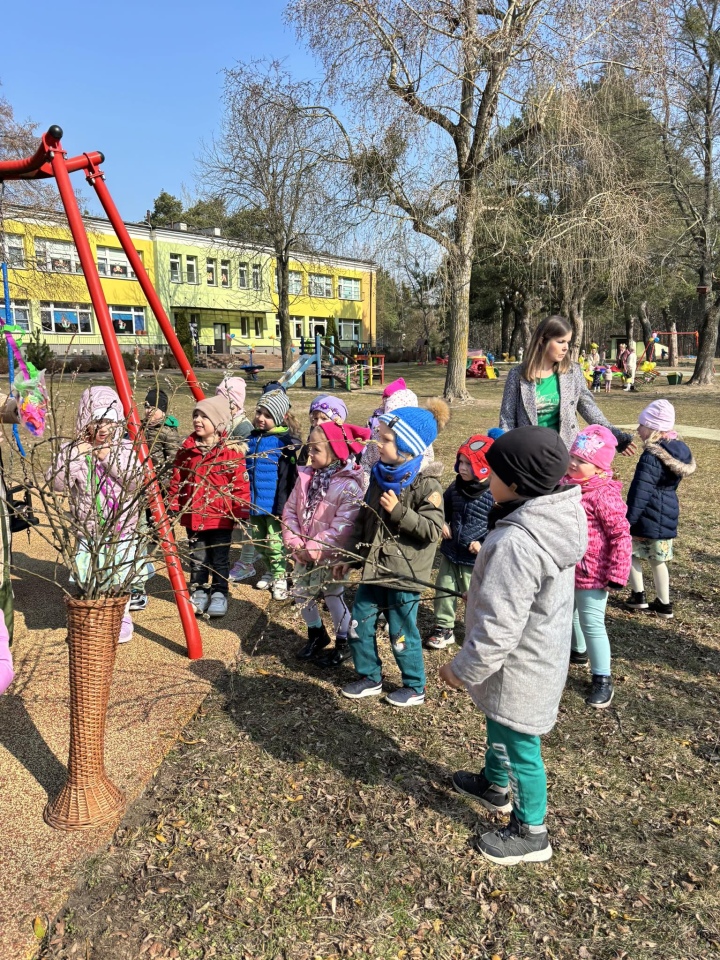 Przywitanie wiosny w Przedszkolu Miejskim nr 5 w Ostrołęce [21.03.2025] - zdjęcie #9 - eOstroleka.pl