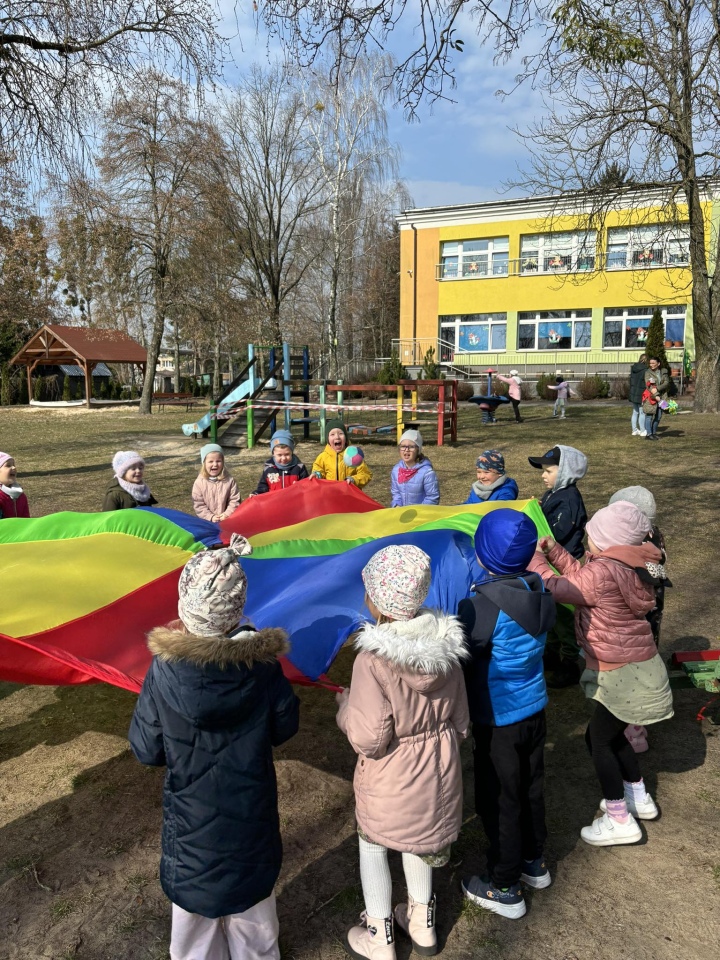 Przywitanie wiosny w Przedszkolu Miejskim nr 5 w Ostrołęce [21.03.2025] - zdjęcie #7 - eOstroleka.pl