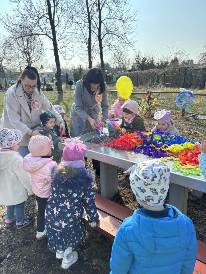 Przywitanie wiosny w Przedszkolu Miejskim nr 5 w Ostrołęce [21.03.2025] - zdjęcie #6 - eOstroleka.pl