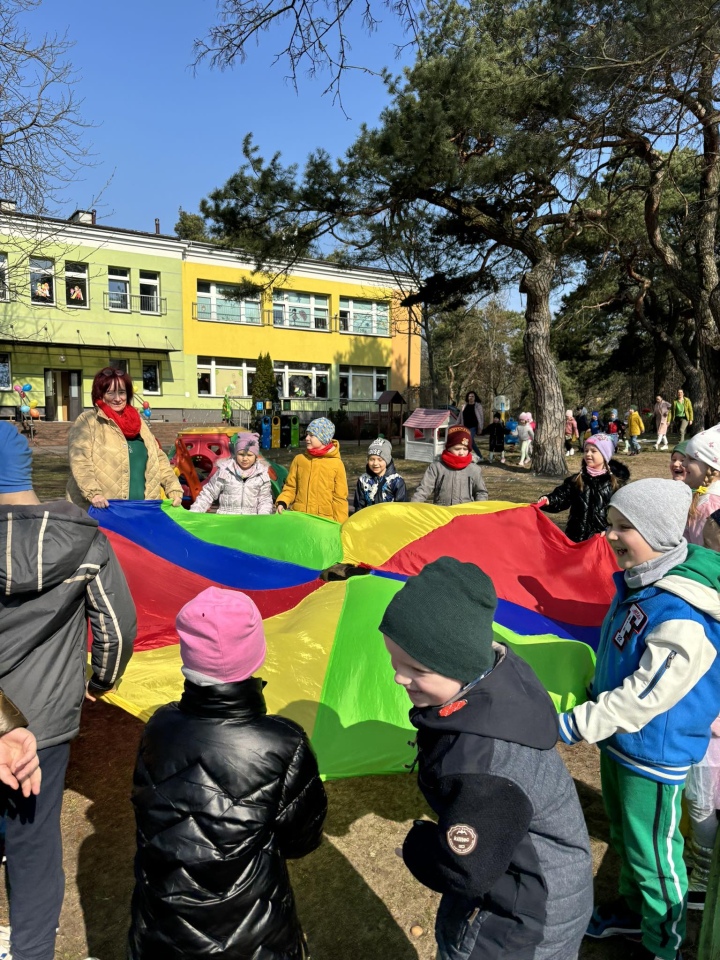Przywitanie wiosny w Przedszkolu Miejskim nr 5 w Ostrołęce [21.03.2025] - zdjęcie #5 - eOstroleka.pl