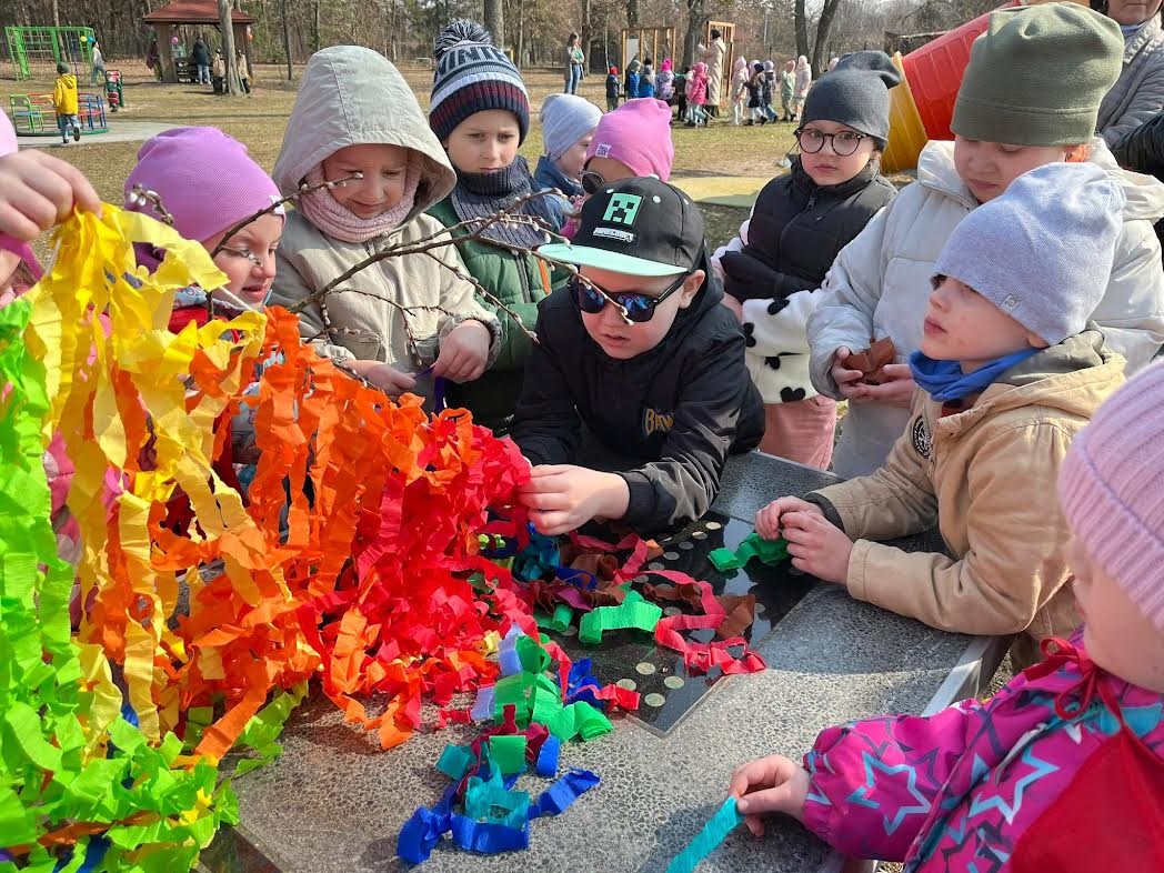 Przywitanie wiosny w Przedszkolu Miejskim nr 5 w Ostrołęce [21.03.2025] - zdjęcie #34 - eOstroleka.pl